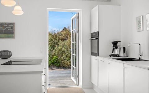 Selvi - 500M from the Sea: Cuisine, Sol, Comptoir, Appareil De Cuisine, Design Intérieur, Bois, Sol, Cabinetry, Principaux Appliance, Plafond