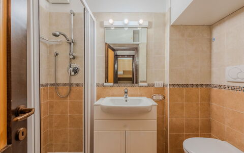 Presanella: Salle De Bains, Lavabo, Luminaire Plomberie, Évier, Design Intérieur, Sol, Toilette, Sol, Robinet, Miroir