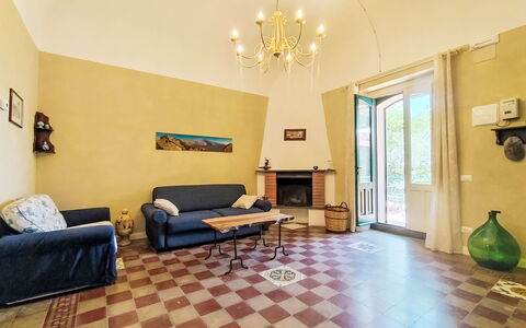Il Giardino di Lara: Sol, Design Intérieur, Sol, Mur, Meubles, Bois, Plafond, Pièce, Éclairage, Salon