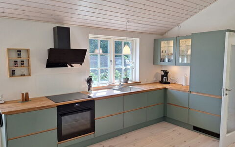 Ethil - 600M from the Sea: Sol, Bois, Sol, Parquet, Design Intérieur, Cabinetry, Tache De Bois, Revêtement De Sol Stratifié, Cuisine, Dur
