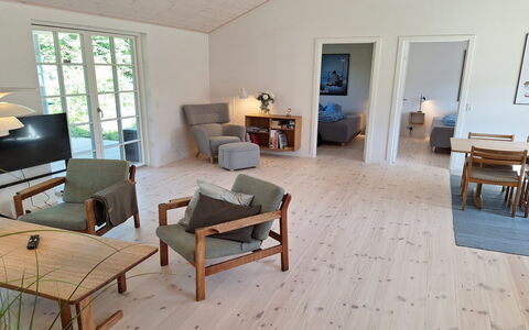 Ethil - 600M from the Sea: Meubles, Sol, Sol, Bois, Parquet, Chaise, Design Intérieur, Domicile, Table, Salon