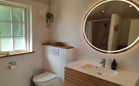 Ethil - 600M from the Sea: Sol, Design Intérieur, Sol, Luminaire Plomberie, Plomberie, Salle De Bains, Miroir, Pièce, Lavabo, Évier