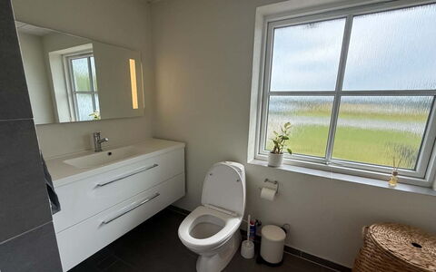 Eeske - 4Km from the Sea: Luminaire Plomberie, Plomberie, Sol, Salle De Bains, Siège De Toilette, Toilette, Robinet, Évier, Bidet, Tuile