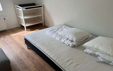 Eeske - 4Km from the Sea: Meubles, Lit, Chambre, Sol, Sol, Bois, Literie, Drap De Lit, Design Intérieur, Linge