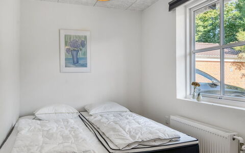 Eeske - 4Km from the Sea: Mur, Chambre, Lit, Plafond, Sol, Design Intérieur, Sol, Drap De Lit, Literie, Cadre De Lit