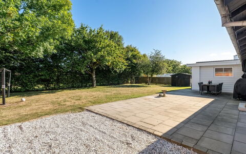 Eeske - 4Km from the Sea: Lot Terre, Domicile, Jardin, Ombre, Allée, Aménagement Paysager, Biens, Pelouse, Passerelle, Arrière-Cour