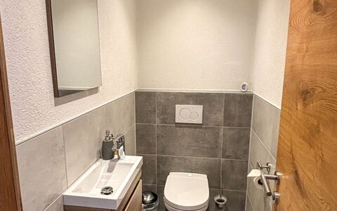 Apartment Bergkristall: Sol, Sol, Luminaire Plomberie, Toilette, Siège De Toilette, Salle De Bains, Design Intérieur, Plomberie, Tuile