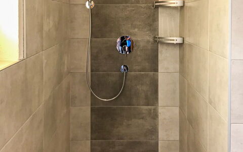 Apartment Bergkristall: Salle De Bains, Luminaire Plomberie, Mur, Sol, Sol, Tete De Douche, Douche, Design Intérieur, Plomberie, Tuile