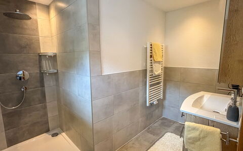 Apartment Bergkristall: Sol, Sol, Design Intérieur, Luminaire Plomberie, Salle De Bains, Plomberie, Pièce, Tuile, Toilette, Robinet