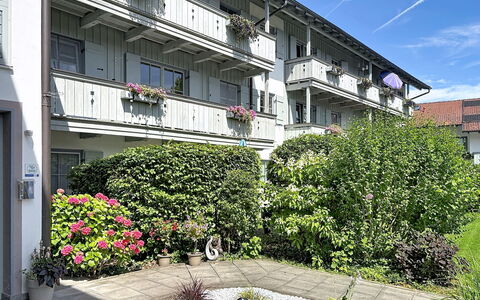 Oberaudorf 300: Arbuste, Maison, Zone Résidentielle, Domicile, Jardin, Ombre, Cour, Cour, Pot De Fleur
