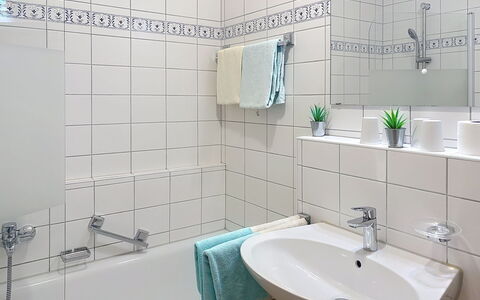 Bergzeit: Salle De Bains, Lavabo, Luminaire Plomberie, Évier, Design Intérieur, Robinet, Sol, Plomberie, Sol, Tuile
