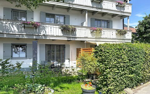 Oberaudorf 300: Arbuste, Maison, Zone Résidentielle, Domicile, Jardin, Ombre, Cour, Cour, Pot De Fleur