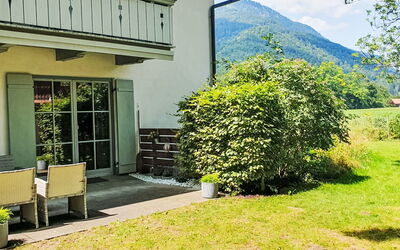 Oberaudorf 300: Vert, Arbuste, Maison, Domicile, Jardin, Ombre, Chalet, Cour, Pelouse, Aménagement Paysager