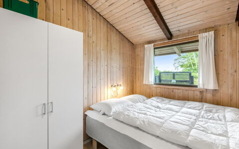 Clea - 250M to the Fjord: Bois, Chambre, Lit, Domicile, Cadre De Lit, Plafond, Literie, Drap De Lit, Dur, Planche
