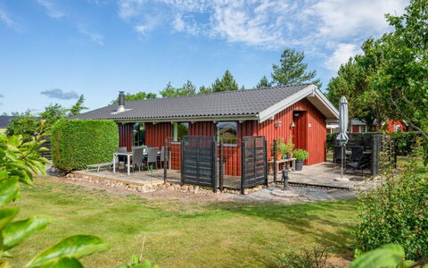 Clea - 250M to the Fjord: Maison, Toit, Chalet, Domicile, Arbuste, Porte, Ombre, Jardin, Siding, Batiments Jardin