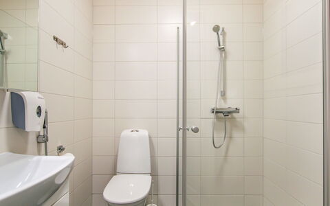Salavan Tsaari: Siège De Toilette, Salle De Bains, Toilette, Luminaire Plomberie, Sol, Mur, Sol, Design Intérieur, Lavabo, Évier