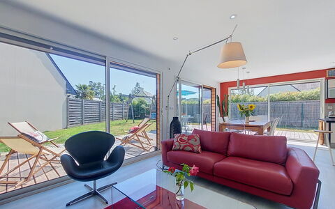 Bois et Lumière: Canapé, Meubles, Design Intérieur, Salon, Sol, Sol, Domicile, Chaise, Plafond