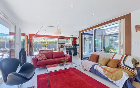 Bois et Lumière: Canapé, Meubles, Design Intérieur, Sol, Salon, Plafond, Domicile, Sol, Appartement