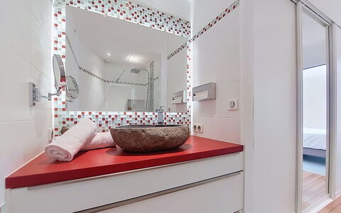 Bois et Lumière: Design Intérieur, Mur, Sol, Luminaire Plomberie, Salle De Bains, Sol, Lavabo, Armoire De Toilette, Miroir, Robinet