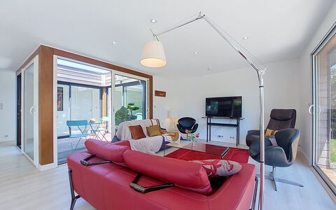 Bois et Lumière: Meubles, Design Intérieur, Canapé, Sol, Salon, Plafond, Sol, Pièce, Éclairage, Table