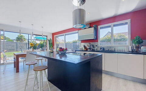Bois et Lumière: Cuisine, Comptoir, Design Intérieur, Meubles, Sol, Appareil De Cuisine, Plafond, Sol, Cabinetry, Domicile