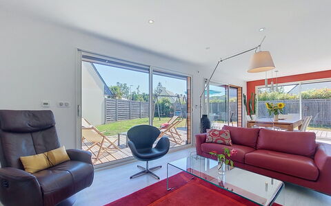 Bois et Lumière: Meubles, Canapé, Sol, Design Intérieur, Sol, Salon, Plafond, Chaise, Domicile
