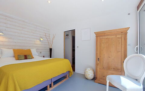 Bois et Lumière: Meubles, Design Intérieur, Chambre, Lit, Mur, Sol, Bois, Sol, Plafond, Drap De Lit