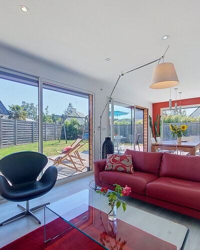 Bois et Lumière: Canapé, Meubles, Design Intérieur, Salon, Sol, Sol, Domicile, Chaise, Plafond
