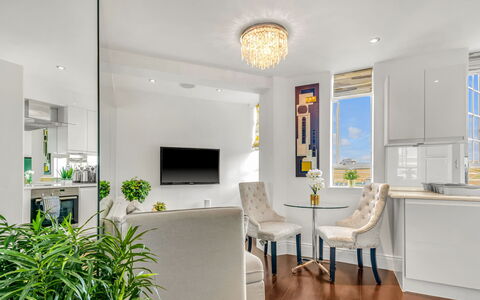 Chelsea Apartment: Arbuste, Jardin, Zone Résidentielle, Communauté Des Plantes, Lot Terre, Couverture De Sol, Aménagement Paysager, Arrière-Cour, Cour