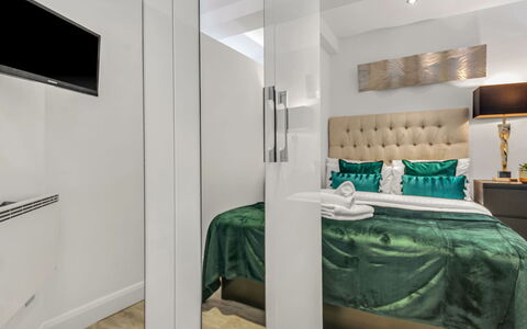 Chelsea Apartment: Arbuste, Jardin, Zone Résidentielle, Communauté Des Plantes, Lot Terre, Couverture De Sol, Aménagement Paysager, Arrière-Cour, Cour