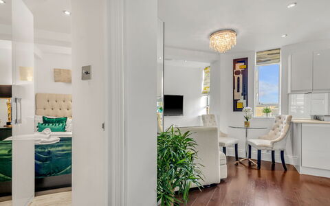 Chelsea Apartment: Arbuste, Jardin, Zone Résidentielle, Communauté Des Plantes, Lot Terre, Couverture De Sol, Aménagement Paysager, Arrière-Cour, Cour