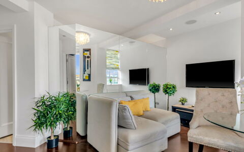 Chelsea Apartment: Arbuste, Jardin, Zone Résidentielle, Communauté Des Plantes, Lot Terre, Couverture De Sol, Aménagement Paysager, Arrière-Cour, Cour