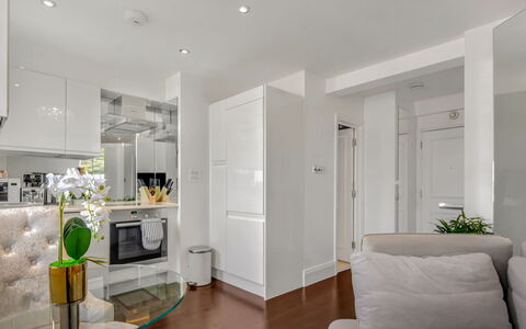 Chelsea Apartment: Arbuste, Jardin, Zone Résidentielle, Communauté Des Plantes, Lot Terre, Couverture De Sol, Aménagement Paysager, Arrière-Cour, Cour