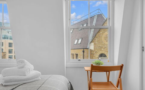Spitafields Apartment: Arbuste, Jardin, Zone Résidentielle, Communauté Des Plantes, Lot Terre, Couverture De Sol, Aménagement Paysager, Arrière-Cour, Cour