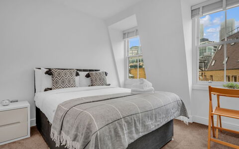 Spitafields Apartment: Arbuste, Jardin, Zone Résidentielle, Communauté Des Plantes, Lot Terre, Couverture De Sol, Aménagement Paysager, Arrière-Cour, Cour