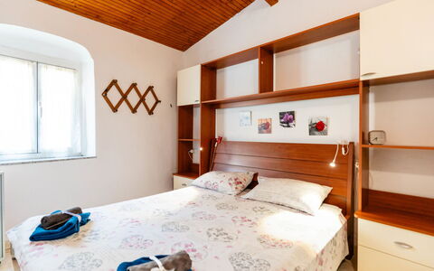 Lily: Meubles, Lit, Design Intérieur, Chambre, Mur, Bois, Drap De Lit, Literie, Pièce, Sol