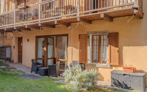 Stefani: Mur, Bois, Façade, Porte, Zone Résidentielle, Maison, Domicile, Balcon, Ombre, Tache De Bois