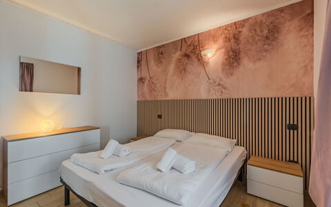 Stefani: Design Intérieur, Chambre, Bois, Sol, Drap De Lit, Lit, Sol, Literie, Plafond, Éclairage