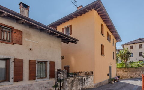 Stefani: Mur, Bâtiment, Fenêtre, Maison, Façade, Zone Résidentielle, Architecture, Porte, Quartier, Domicile