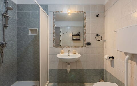 Stefani: Salle De Bains, Lavabo, Luminaire Plomberie, Sol, Mur, Sol, Design Intérieur, Évier, Toilette, Robinet