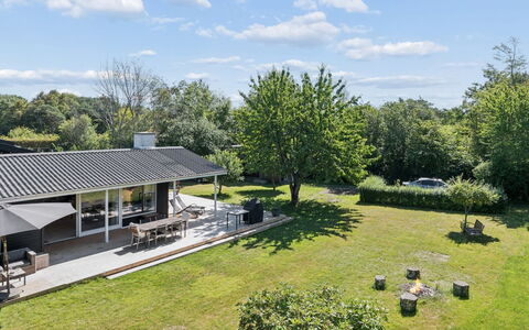 Antonie - 350M from the Sea: Arbre, Herbe, Arbuste, Maison, Toit, Domicile, Zone Résidentielle, Chalet, Jardin