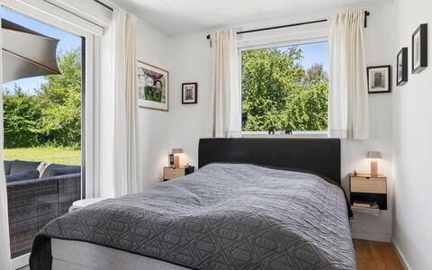 Antonie - 350M from the Sea: Lit, Meubles, Design Intérieur, Chambre, Literie, Drap De Lit, Linge, Sol, Plafond, Sol