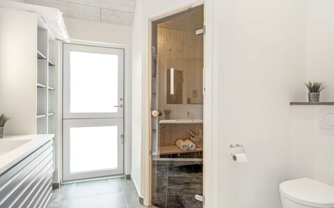 Merita - 600M from the Sea: Sol, Sol, Mur, Luminaire Plomberie, Bois, Design Intérieur, Salle De Bains, Armoire De Toilette, Évier, Plafond