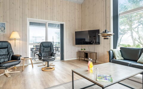 Merita - 600M from the Sea: Bois, Sol, Design Intérieur, Plafond, Sol, Parquet, Meubles, Salon, Domicile, Dur