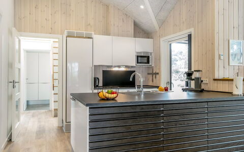 Merita - 600M from the Sea: Bois, Cuisine, Plafond, Sol, Design Intérieur, Appareil De Cuisine, Comptoir, Principaux Appliance, Domicile, Électroménager