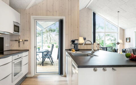 Merita - 600M from the Sea: Bois, Cuisine, Comptoir, Plafond, Luminaire Plomberie, Parquet, Dur, Appareil De Cuisine, Chaise, Planche