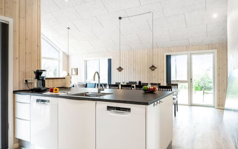 Merita - 600M from the Sea: Cuisine, Bois, Comptoir, Appareil De Cuisine, Design Intérieur, Plafond, Meubles, Principaux Appliance, Luminaire, Table Cuisine Et Salle A Manger