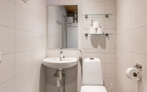Golfarinkunnas 6B: Mur, Design Intérieur, Sol, Sol, Luminaire Plomberie, Salle De Bains, Pièce, Toilette, Lavabo, Chambre