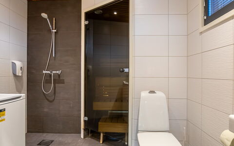 Golfarinkunnas 9A: Sol, Sol, Siège De Toilette, Design Intérieur, Salle De Bains, Toilette, Luminaire Plomberie, Mur, Bois, Évier