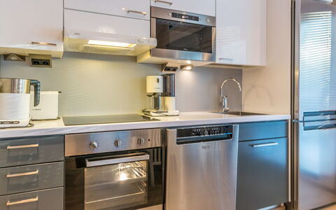 Golfarinkunnas 9B: Appareil De Cuisine, Cuisine, Comptoir, Cabinetry, Principaux Appliance, Électroménager, Meubles, Sol, Design Intérieur, Cuisinière